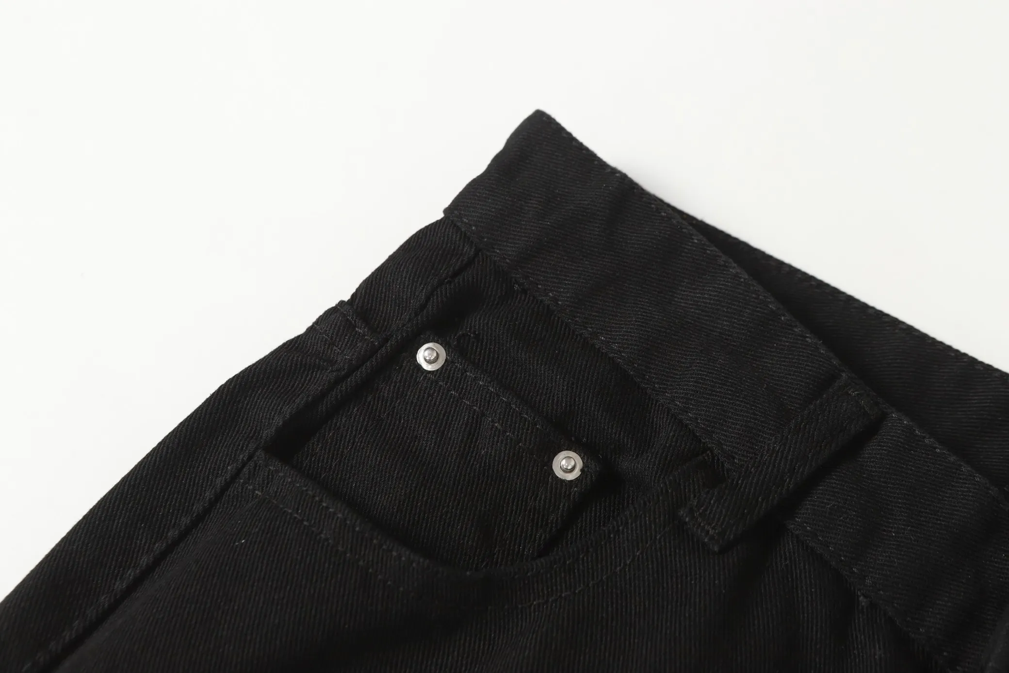 P256 Actual photo [High quality] Coding: LH007 Color: Picture color Size: S to XXXL - Chrome Hearts/Chrome Hearts Classic colored leather cross washed color cloth unisex denim trousers - Vibe style straight stacked god-level version - Carbon fine bias denim color cloth - Old vintage complete set of hardware - Chrome Hearts high version uses high ounce custom fabrics, enzyme washing and soft color fixation, soft and thick to wear The details are all produced by pure hand polishing and craftsmanship. All-over jacquard fabrics have unique design styles. Multiple processes create a full retro feel. Niche unique non-colliding shirts. Customized old spray-painted buttons. Every detail is crafted with craftsmanship. Size Pants length Waist Hips Unit cm S 98 68 100 M 99 72 104 L 100 76 108 XL 101 80 112 XXL 102 84 116 XXXL 103 88 120